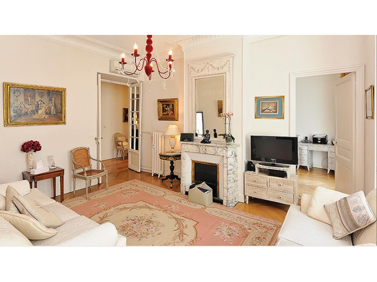 FireShot Screen Capture #030 - 'Upmarket Bourgeois Apartment with Spacious Inte